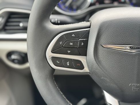 Used 2024 Chrysler Pacifica Touring-L image 25