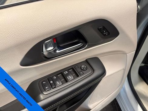 Used 2023 Chrysler Pacifica Touring-L FWD image 10
