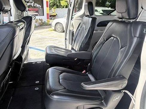 Used 2019 Chrysler Pacifica Touring-L Plus w/ Advanced Safetytec Group FWD image 11