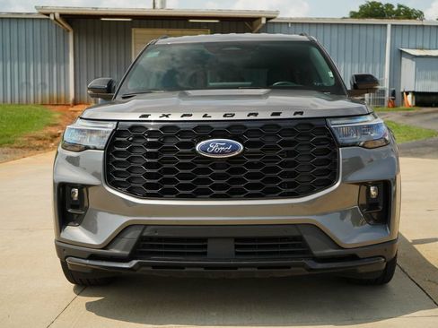 Used 2025 Ford Explorer ST-Line w/ ST-Line Street Pack AWD/4WD image 16
