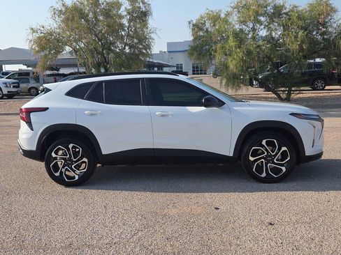 Used 2025 Chevrolet Trax RS w/ Sunroof Package FWD image 9