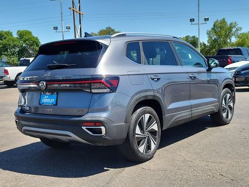 Used 2025 Volkswagen Taos SE AWD/4WD image 3