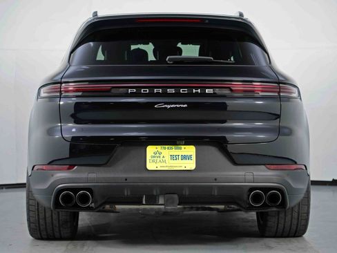 Used 2024 Porsche Cayenne w/ Premium Package image 11