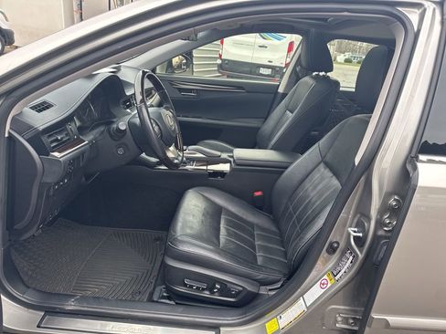 Used 2016 Lexus ES 300h w/ Luxury Package w/Wood Trim image 10