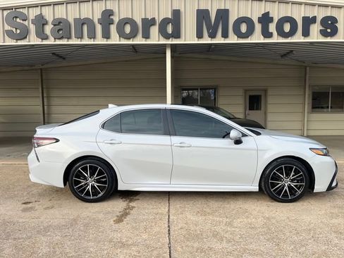 Used 2024 Toyota Camry SE image 3