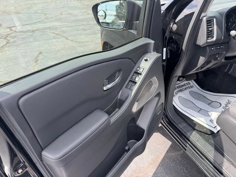 Used 2023 Nissan Frontier SV w/ SV Convenience Package RWD image 13