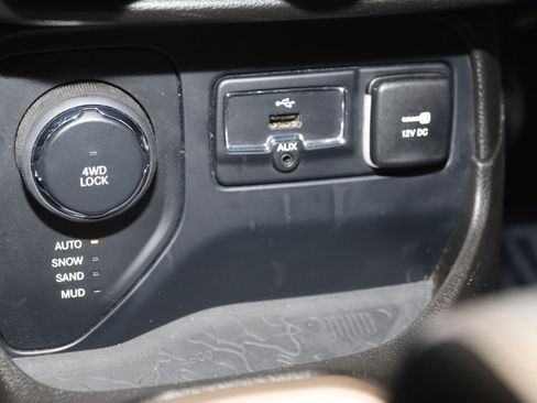 Used 2017 Jeep Renegade Latitude w/ Popular Equipment Group AWD/4WD image 23