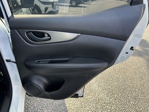 Used 2022 Nissan Rogue Sport S image 18