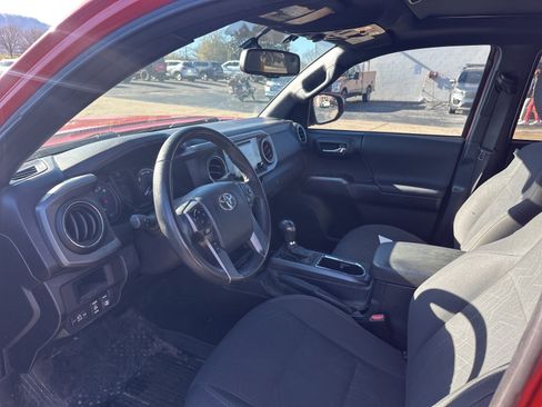 Used 2017 Toyota Tacoma TRD Sport image 8