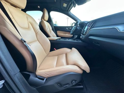 Used 2019 Volvo XC60 T5 Momentum w/ Multimedia Package FWD image 19