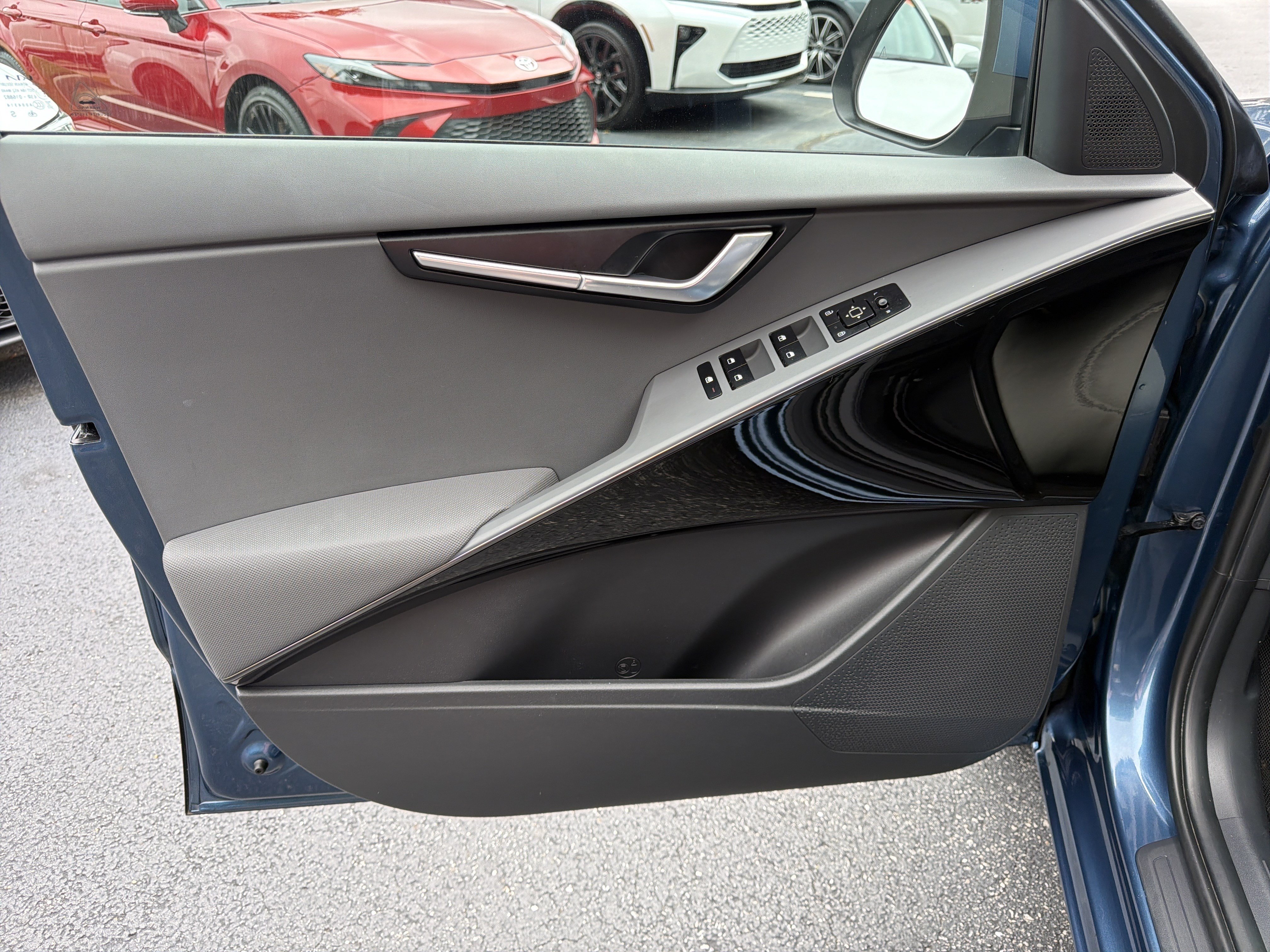 Used 2025 Kia Niro EX FWD image 10