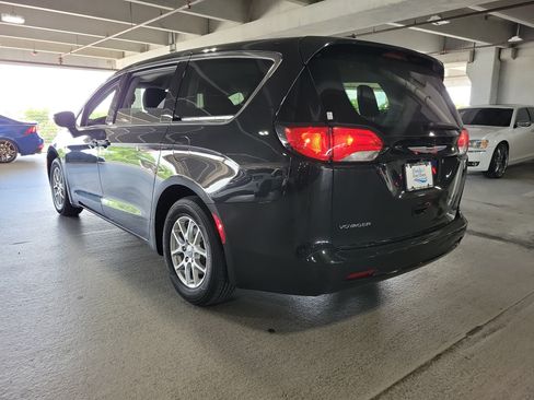 Used 2023 Chrysler Voyager LX FWD image 3