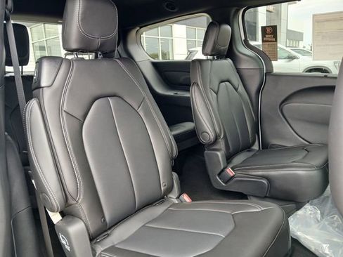 New 2026 Chrysler Pacifica Select w/ S Appearance Package FWD image 17