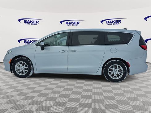 Used 2023 Chrysler Pacifica Touring-L image 6