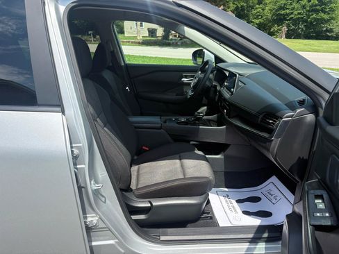 Used 2024 Nissan Rogue SV FWD image 25
