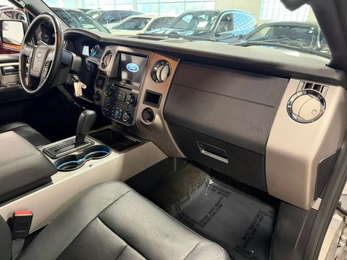 Used 2017 Ford Expedition XLT w/ Equipment Group 202A AWD/4WD image 12