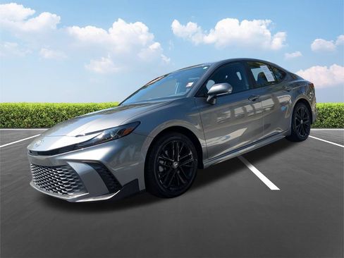 Used 2025 Toyota Camry SE FWD image 10