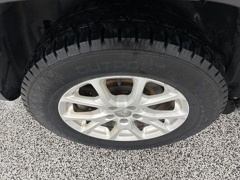 Used 2017 Jeep Cherokee Latitude w/ Cold Weather Group image 27