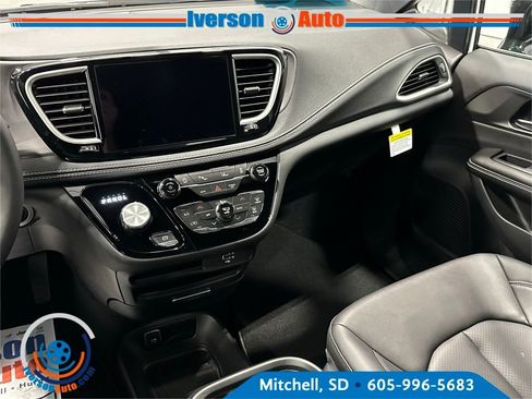 New 2026 Chrysler Pacifica Select image 27