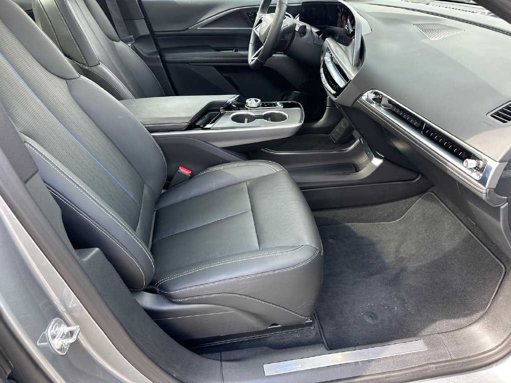 Used 2025 Cadillac Lyriq Luxury AWD/4WD image 13