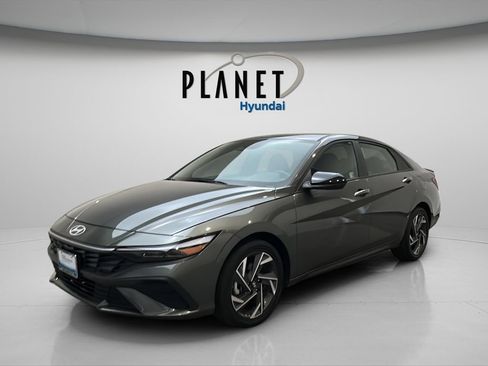 Used 2025 Hyundai Elantra SEL FWD image 2
