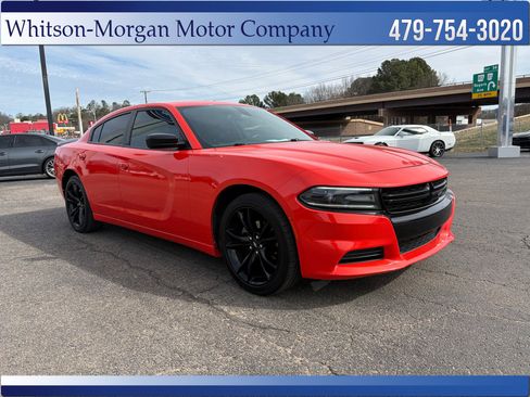 Used 2018 Dodge Charger SXT w/ Blacktop Package image 3