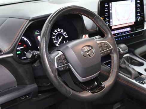 Used 2022 Toyota Sienna XSE w/ XSE Plus Package FWD image 17