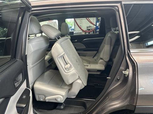 Used 2019 Toyota Highlander Limited Platinum w/ Carpet Mat Package (TMS) AWD/4WD image 28