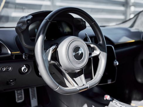 Used 2023 McLaren Artura image 32