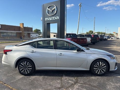 Used 2024 Nissan Altima 2.5 SV image 7