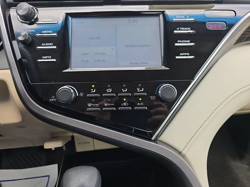Used 2018 Toyota Camry LE FWD image 25
