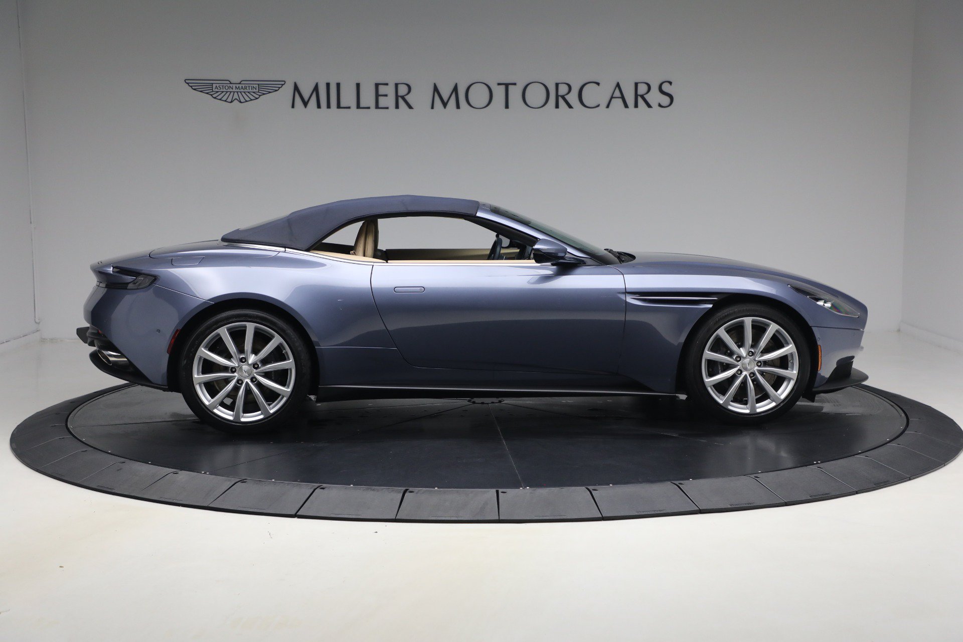 Used 2022 Aston Martin DB11 Volante RWD image 24