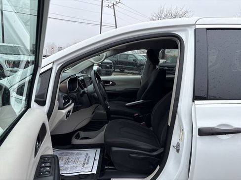 Used 2020 Chrysler Voyager L image 21