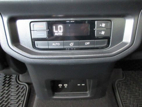 Used 2025 Volkswagen Atlas SE image 18