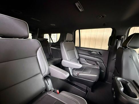 Used 2025 Chevrolet Suburban Premier image 24