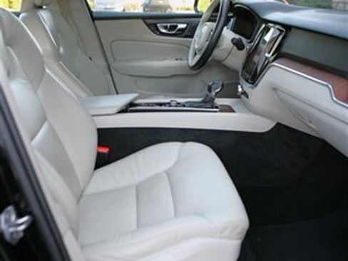 Used 2021 Volvo S60 T5 Momentum AWD/4WD image 16