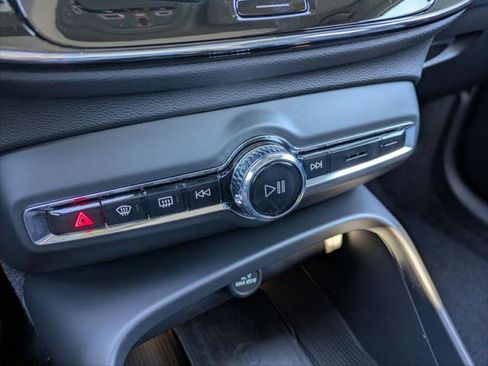 Used 2025 Volvo XC40 B5 Core w/ Protection Package Premier image 20