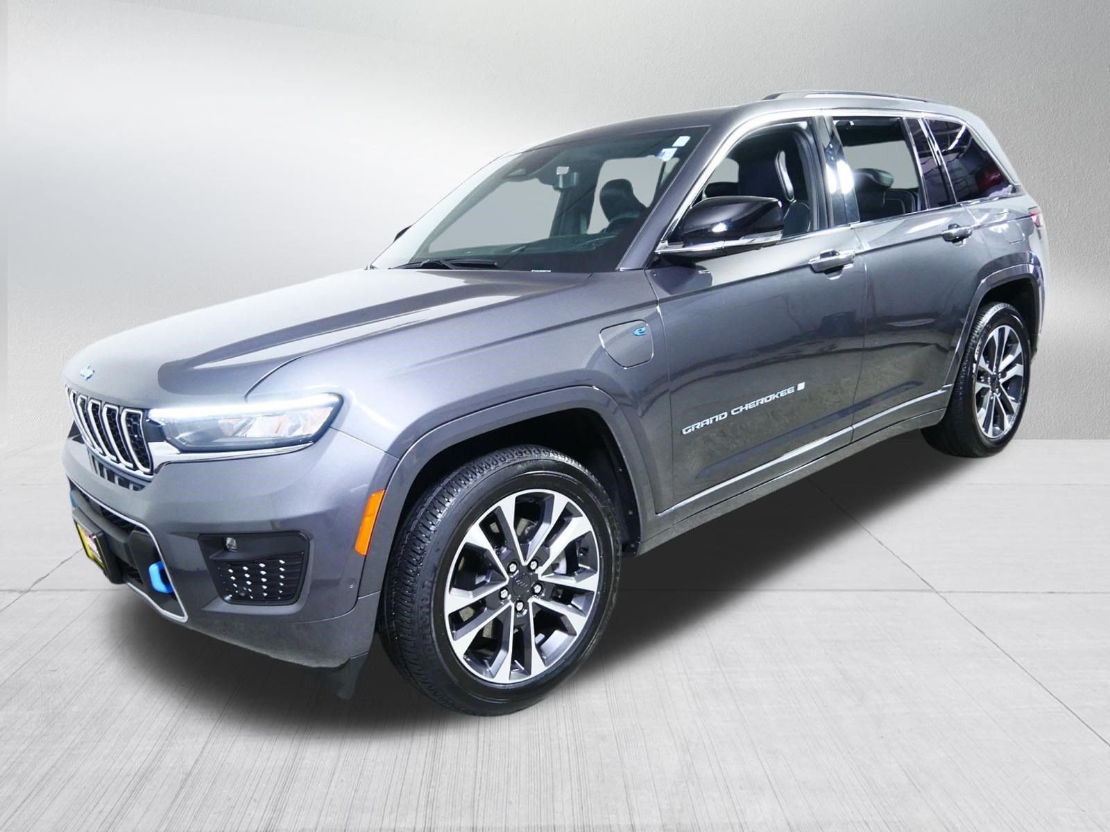 Used 2024 Jeep Grand Cherokee Overland w/ Advanced Protech Group III AWD/4WD image 3