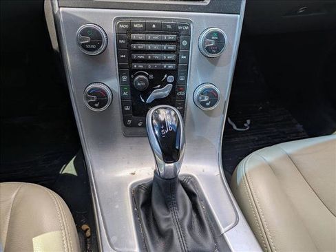 Used 2018 Volvo S60 T5 Inscription image 13