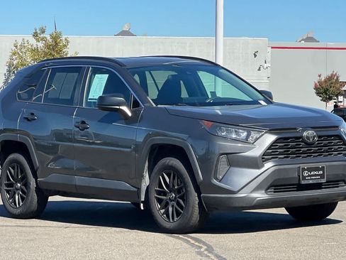 Used 2019 Toyota RAV4 LE FWD image 5