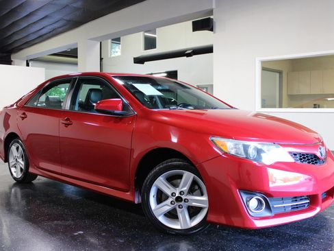 Used 2014 Toyota Camry SE FWD image 1