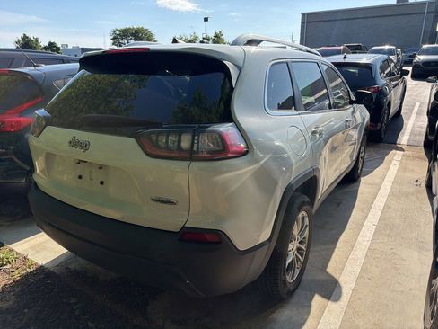 Used 2019 Jeep Cherokee Latitude Plus w/ Comfort/Convenience Group FWD image 3