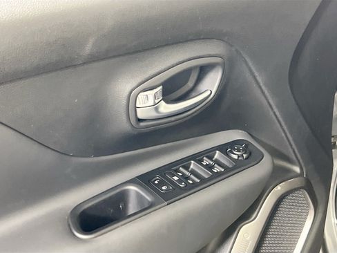 Used 2022 Jeep Renegade Latitude AWD/4WD image 18