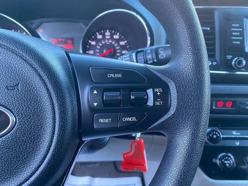 Used 2018 Kia Sedona L image 17