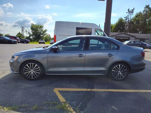 Used 2016 Volkswagen Jetta Sport FWD image 2