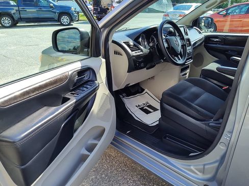 Used 2019 Dodge Grand Caravan SE FWD image 11