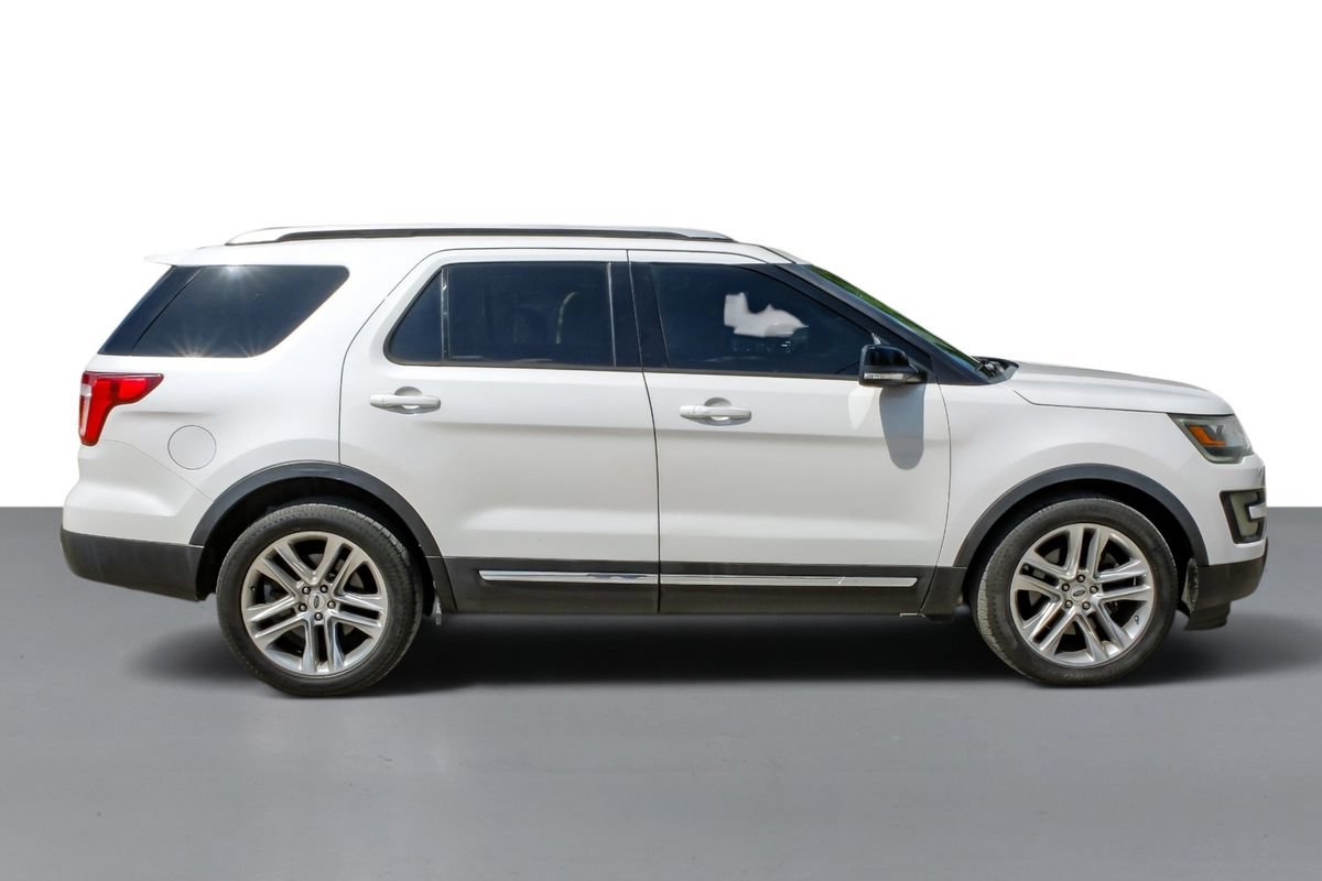 Used 2017 Ford Explorer XLT w/ Equipment Group 202A FWD image 5