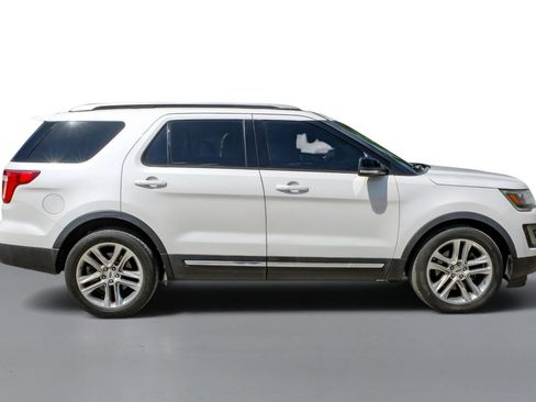 Used 2017 Ford Explorer XLT w/ Equipment Group 202A FWD image 5