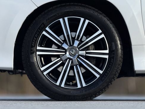 Used 2020 Lexus LX 570 4WD w/ Luxury Package image 19