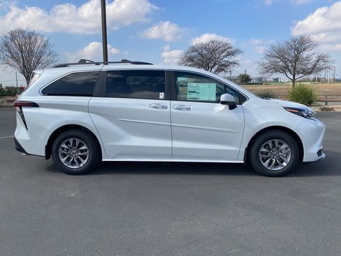 New 2026 Toyota Sienna XLE FWD image 4